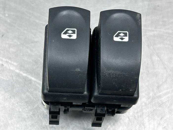 Usados Interruptor de ventanilla eléctrica Renault Twingo II (CN) 1.2 16V Precio € 35,00 Norma de margen ofrecido por Gebr Opdam B.V.