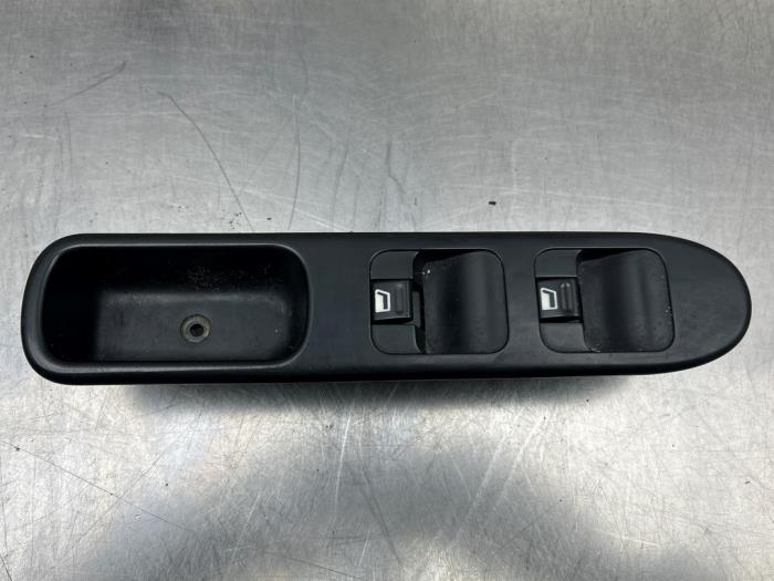 Usados Interruptor de ventanilla eléctrica Peugeot 307 (3A/C/D) 1.6 16V Precio € 50,00 Norma de margen ofrecido por Gebr Opdam B.V.