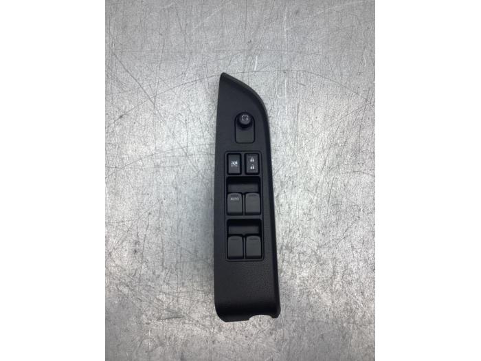 Usados Interruptor de ventanilla eléctrica Suzuki Ignis (MF) 1.2 Dual Jet 16V Smart Hybrid AllGrip Precio € 75,00 Norma de margen ofrecido por Gebr Opdam B.V.