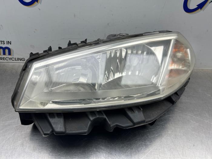 Używane Reflektor lewy Renault Megane II CC (EM) 1.6 16V Cena € 35,00 Procedura marży oferowane przez Gebr Opdam B.V.