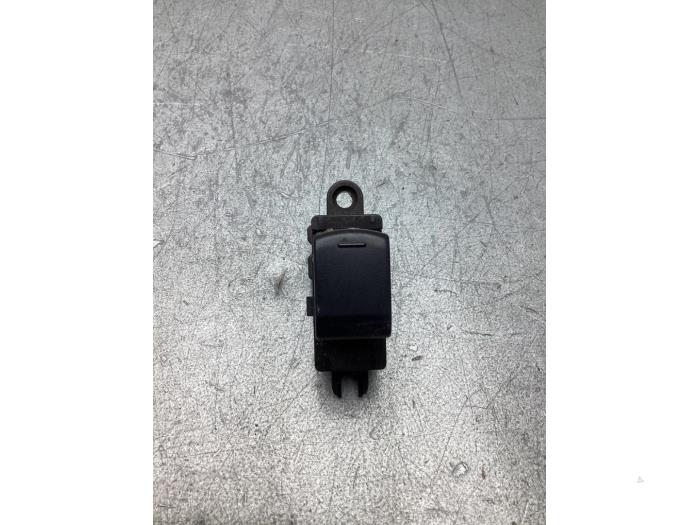 Usados Interruptor de ventanilla eléctrica Nissan Note (E11) 1.4 16V Precio € 10,00 Norma de margen ofrecido por Gebr Opdam B.V.