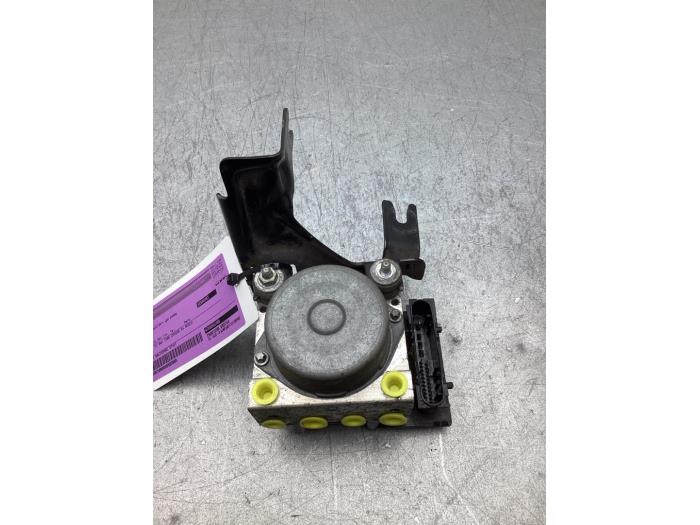 Begagnade ABS-pump Nissan Note (E11) 1.4 16V Pris € 100,00 Marginaltabell erbjuds av Gebr Opdam B.V.