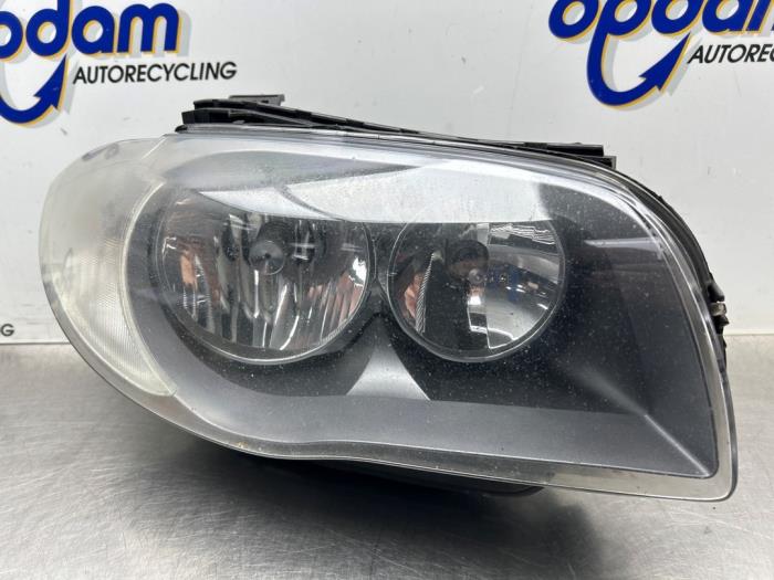 Używane Reflektor prawy BMW 1 serie (E81) 118d 16V Cena € 75,00 Procedura marży oferowane przez Gebr Opdam B.V.