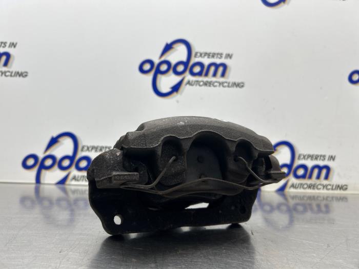 Gebrauchte Bremszange links vorne Renault Megane III Grandtour (KZ) 1.4 16V TCe 130 Preis € 50,00 Margenregelung angeboten von Gebr Opdam B.V.
