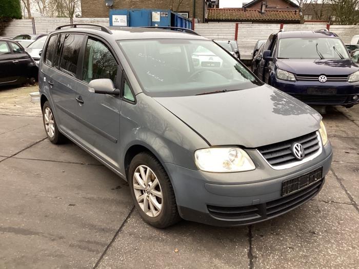 Używane Reflektor prawy Volkswagen Touran (1T1/T2) 1.6 FSI 16V Cena € 50,00 Procedura marży oferowane przez Gebr Opdam B.V.