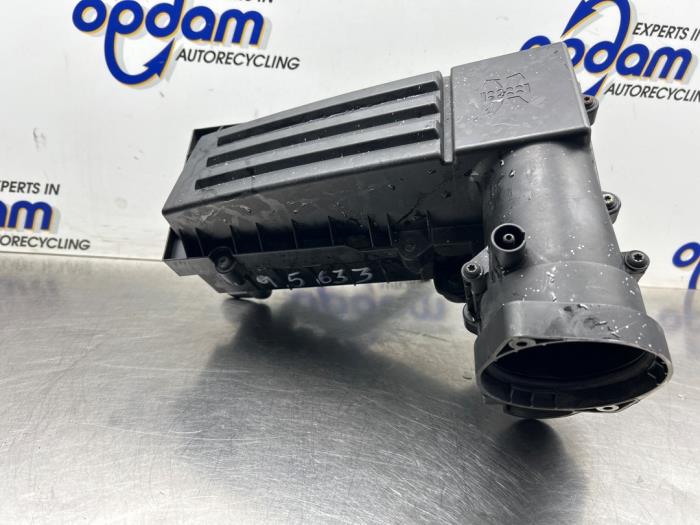 Begagnade Luftfilterhus Volkswagen Touran (1T1/T2) Pris € 40,00 Marginaltabell erbjuds av Gebr Opdam B.V.