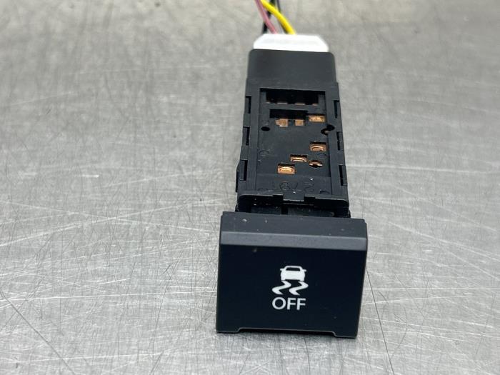 Usados Interruptor ESP Hyundai i20 1.2i 16V Precio € 15,00 Norma de margen ofrecido por Gebr Opdam B.V.