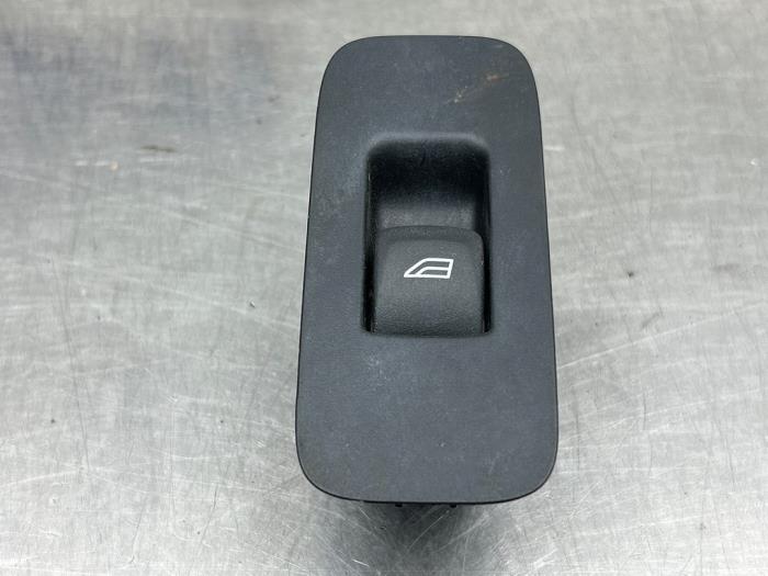 Usados Interruptor de ventanilla eléctrica Volvo V40 (MV) 1.5 T3 16V Geartronic Precio € 20,00 Norma de margen ofrecido por Gebr Opdam B.V.