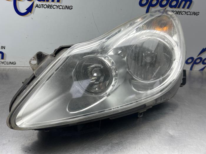 Używane Reflektor lewy Opel Corsa D 1.4 16V Twinport Cena € 100,00 Procedura marży oferowane przez Gebr Opdam B.V.