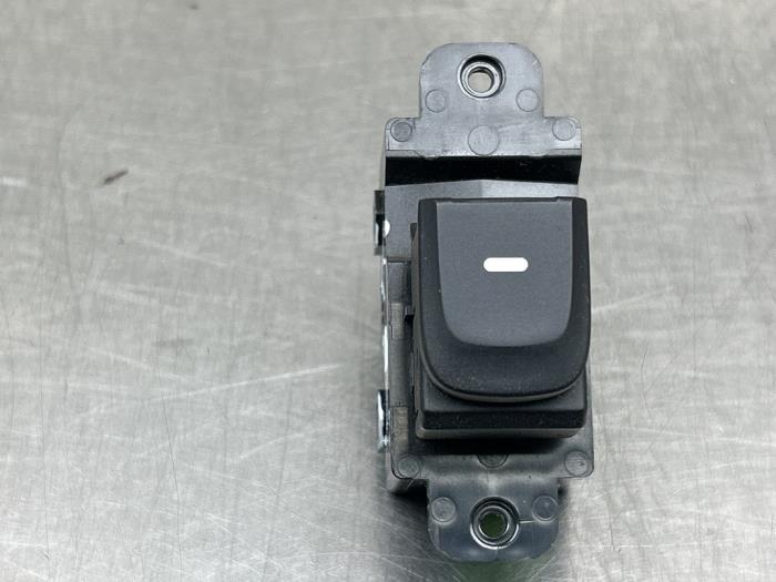 Usados Interruptor de ventanilla eléctrica Hyundai i10 (B5) 1.0 12V Precio € 20,00 Norma de margen ofrecido por Gebr Opdam B.V.