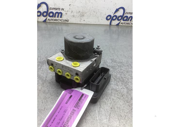 Usagé Bloc ABS Mercedes A (W176) 1.6 A-160 16V Prix € 150,00 Règlement à la marge proposé par Gebr Opdam B.V.