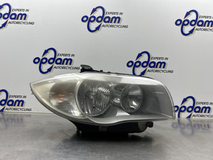Używane Reflektor prawy BMW 1 serie (E87/87N) 116i 1.6 16V Cena € 75,00 Procedura marży oferowane przez Gebr Opdam B.V.
