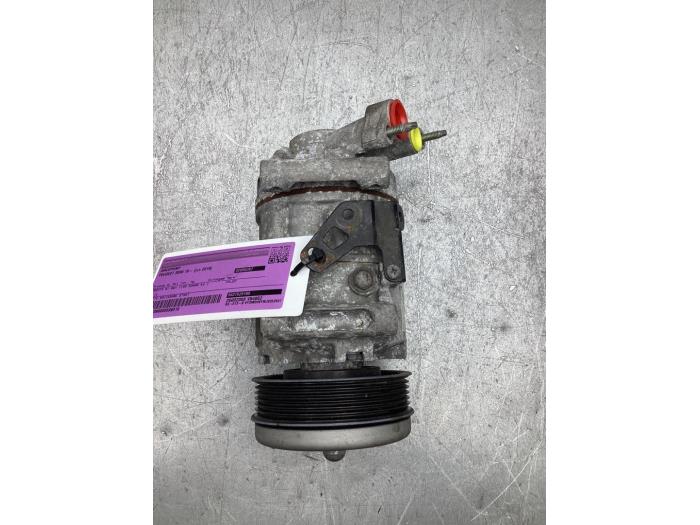 Klimapumpe van een Peugeot 3008 II (M4/MC/MJ/MR) 1.2 12V e-THP PureTech 130 2018