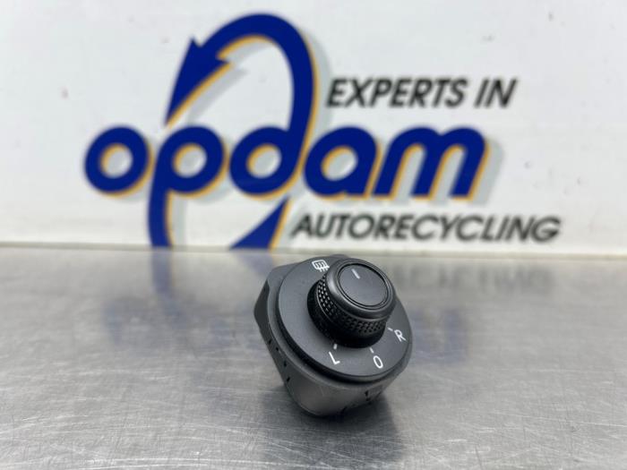 Usados Interruptor de retrovisor Volkswagen Polo V (6R) 1.4 TDI 12V 90 Precio € 25,00 Norma de margen ofrecido por Gebr Opdam B.V.