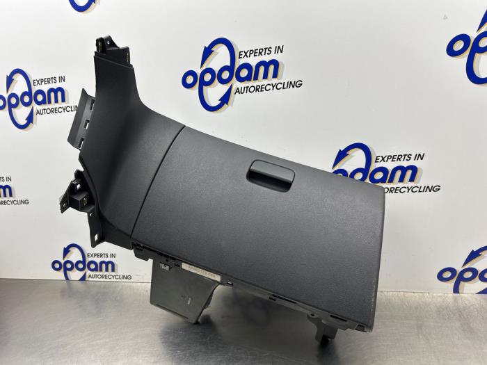 Handskfack från en Peugeot 3008 I (0U/HU) 1.6 16V THP 155 2010