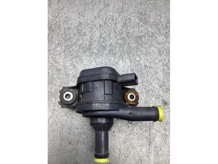 Begagnade Extra vattenpump Toyota RAV4 (A5) 2.5 Hybrid 16V Pris € 45,00 Marginaltabell erbjuds av Gebr Opdam B.V.