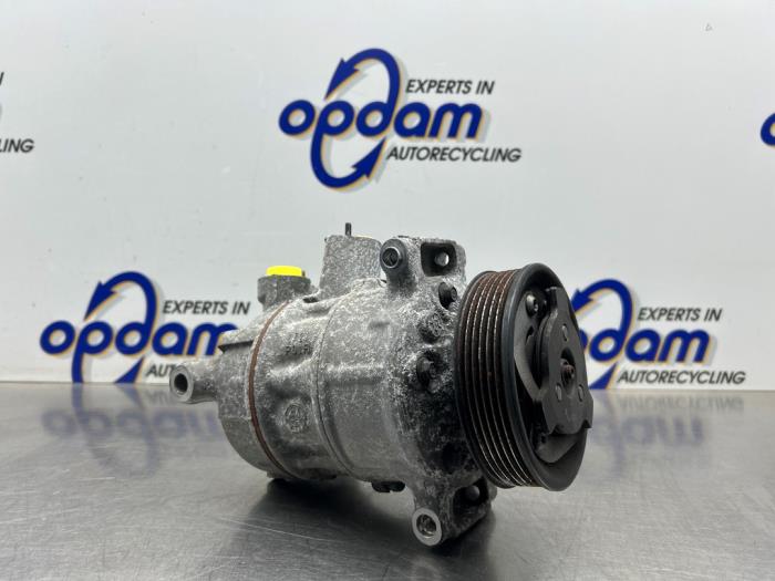 Usagé Pompe clim Volkswagen Caddy III (2KA,2KH,2CA,2CH) 1.6 TDI 16V Prix € 122,00 Règlement à la marge proposé par Gebr Opdam B.V.