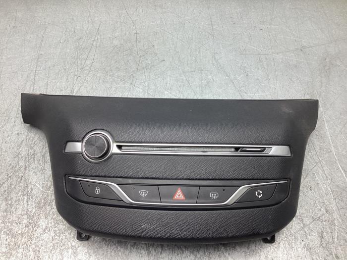 Używane Panel obslugi radia Peugeot 308 (L3/L8/LB/LH/LP) 1.6 BlueHDi 120 Cena € 45,00 Procedura marży oferowane przez Gebr Opdam B.V.