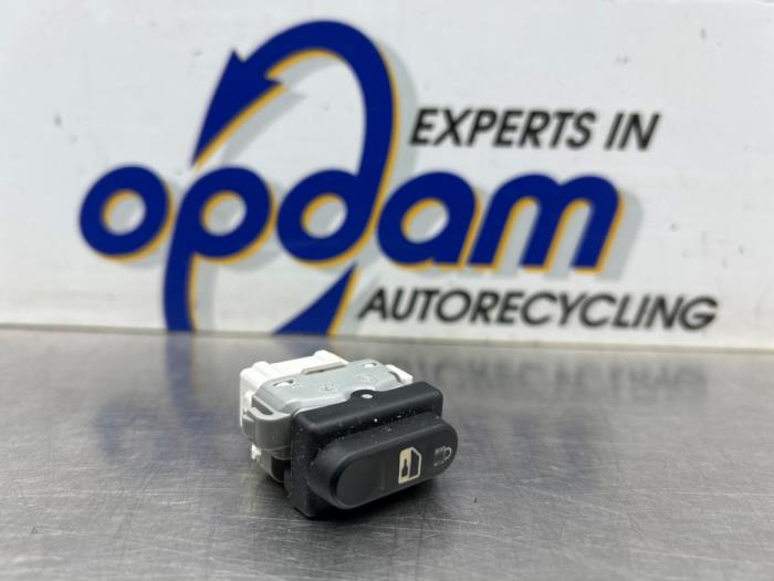 Usados Interruptor cierre centralizado Nissan Qashqai (J10) 2.0 16V Precio € 22,00 Norma de margen ofrecido por Gebr Opdam B.V.