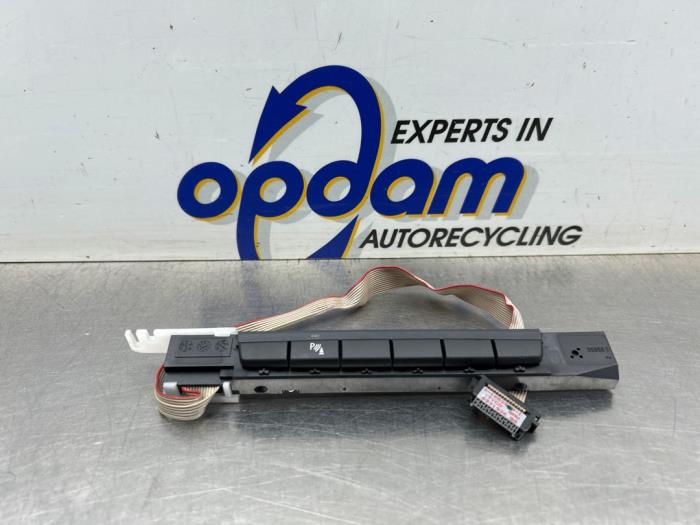 Usados Interruptor PDC BMW 3 serie Touring (E91) 318i 16V Precio € 22,00 Norma de margen ofrecido por Gebr Opdam B.V.