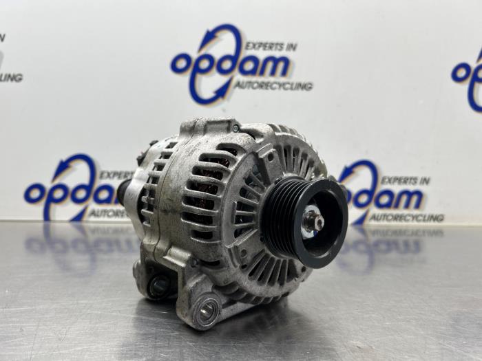 Usagé Dynamo Kia Sorento I (JC) 3.3 V6 24V Prix € 111,00 Règlement à la marge proposé par Gebr Opdam B.V.