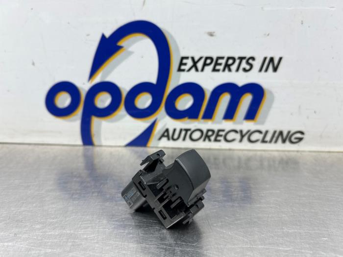 Usados Interruptor de ventanilla eléctrica Mitsubishi Space Star (A0) 1.0 12V Precio € 20,00 Norma de margen ofrecido por Gebr Opdam B.V.