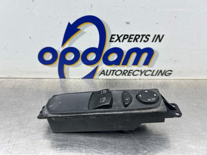 Usados Interruptor de ventanilla eléctrica Mercedes Sprinter 3t (906.61) 210 CDI 16V Precio € 35,00 Norma de margen ofrecido por Gebr Opdam B.V.