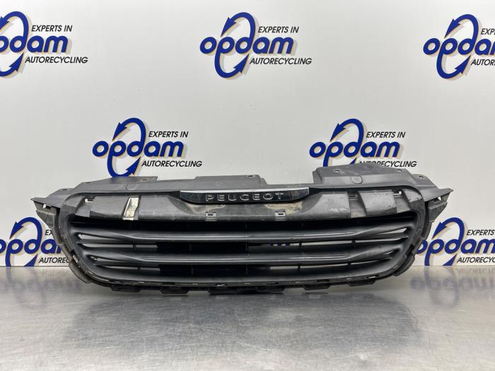 Begagnade Grill Peugeot 108 1.0 12V Pris € 70,00 Marginaltabell erbjuds av Gebr Opdam B.V.
