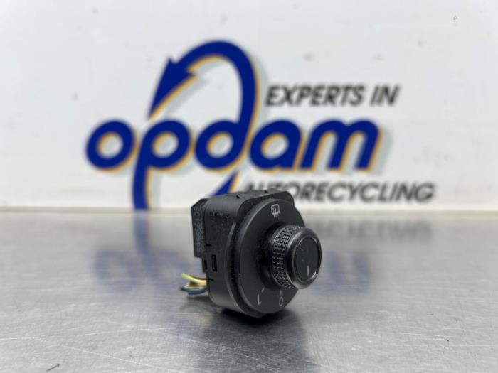 Usados Interruptor de retrovisor Volkswagen Polo V (6R) 1.0 TSI 12V BlueMotion Precio € 22,00 Norma de margen ofrecido por Gebr Opdam B.V.