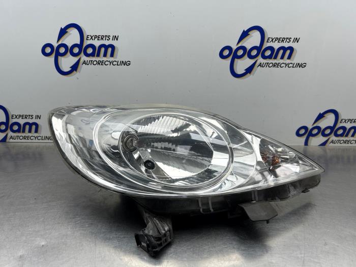 Używane Reflektor prawy Peugeot 107 1.0 12V Cena € 75,00 Procedura marży oferowane przez Gebr Opdam B.V.