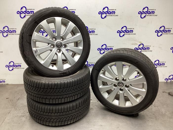 Begagnade Sporthjulsuppsättning + vinterdäck Opel Astra J Sports Tourer (PD8/PE8/PF8) 1.6 Turbo 16V Pris € 250,00 Marginaltabell erbjuds av Gebr Opdam B.V.
