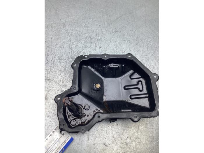 Usagé Couvercle carter Mercedes A (177.0) 1.3 A-180 Turbo 16V Prix € 75,00 Règlement à la marge proposé par Gebr Opdam B.V.