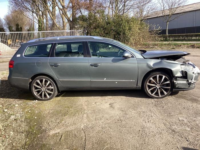 Używane Pólwal Volkswagen Passat Variant (3C5) 3.2 FSI V6 32V Cena na żądanie oferowane przez Gebr Opdam B.V.