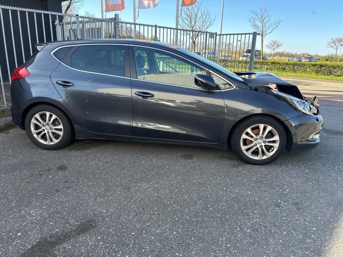 Używane Próg prawy Kia Cee'd (JDB5) 1.6 GDI 16V Cena na żądanie oferowane przez Gebr Opdam B.V.