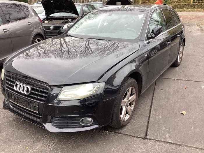 Używane Reflektor lewy Audi A4 Avant (B8) 1.8 TFSI 16V Cena € 250,00 Procedura marży oferowane przez Gebr Opdam B.V.