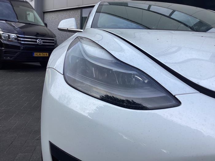 Używane Reflektor prawy Tesla Model 3 Standard RWD Plus 60 kWh Cena € 650,00 Procedura marży oferowane przez Gebr Opdam B.V.