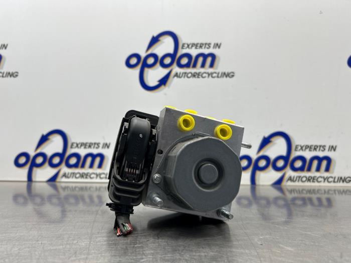 Begagnade ABS-pump Renault Captur I (2R) 1.2 TCE 16V EDC Pris € 150,00 Marginaltabell erbjuds av Gebr Opdam B.V.