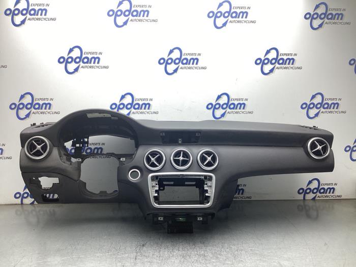 Używane Panel Mercedes A (W176) 1.5 A-180 CDI, A-180d 16V Cena € 300,00 Procedura marży oferowane przez Gebr Opdam B.V.
