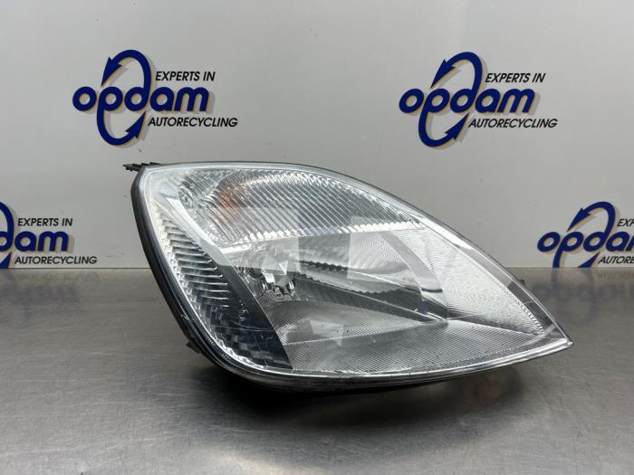 Używane Reflektor prawy Ford Fiesta 5 (JD/JH) 1.3 Cena € 50,00 Procedura marży oferowane przez Gebr Opdam B.V.