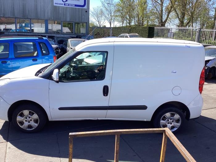 Używane Próg lewy Opel Combo 1.3 CDTI 16V ecoFlex Cena na żądanie oferowane przez Gebr Opdam B.V.