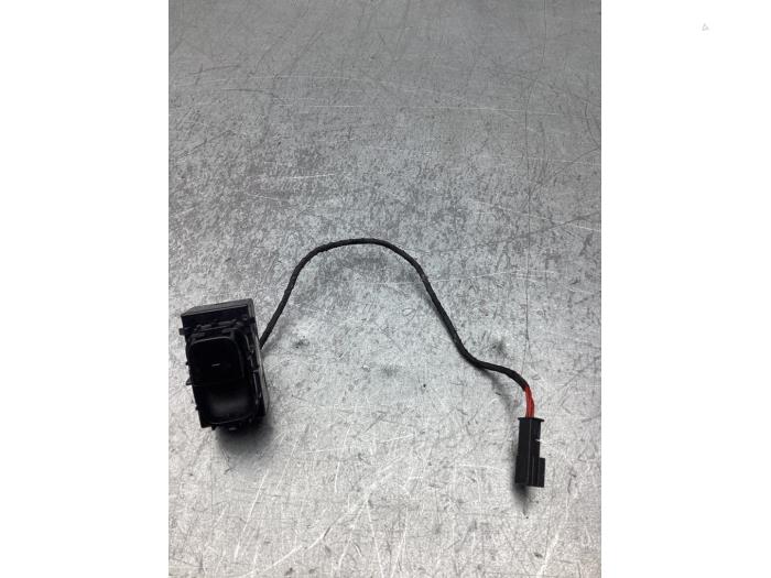 Usados Interruptor de ventanilla eléctrica Tesla Model 3 Standard RWD Plus 60 kWh Precio € 15,00 Norma de margen ofrecido por Gebr Opdam B.V.