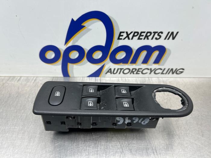 Usados Interruptor de ventanilla eléctrica Renault Captur I (2R) 1.2 TCE 16V EDC Precio € 50,00 Norma de margen ofrecido por Gebr Opdam B.V.