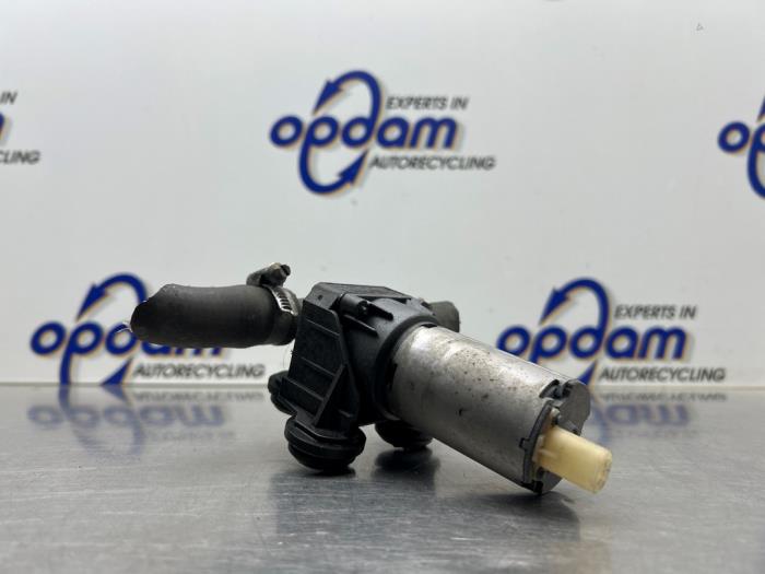 Begagnade Extra vattenpump BMW 3 serie (E90) 320Si 16V Pris € 50,00 Marginaltabell erbjuds av Gebr Opdam B.V.
