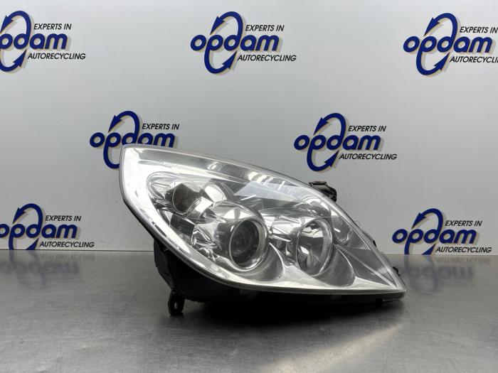 Używane Reflektor prawy Opel Vectra C Caravan 2.2 DIG 16V Cena € 150,00 Procedura marży oferowane przez Gebr Opdam B.V.