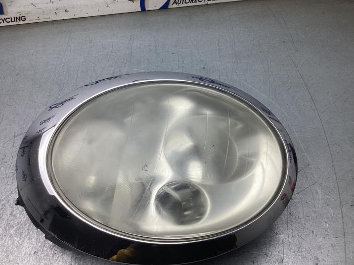 Używane Reflektor prawy BMW Mini (R50/53) 1.6 16V Cooper Cena € 30,00 Procedura marży oferowane przez Gebr Opdam B.V.