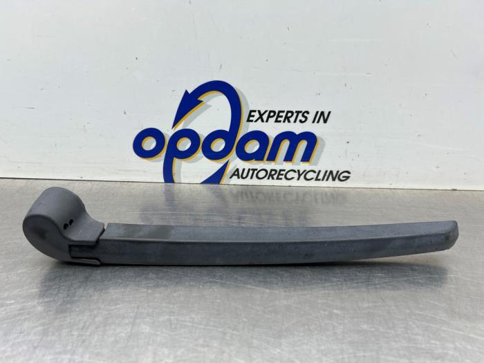 Rear wiper blade arm