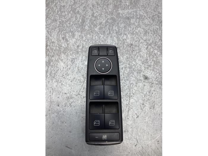 Usados Interruptor de ventanilla eléctrica Mercedes B (W246/W242) 1.6 B-180 BlueEFFICIENCY Turbo 16V Precio € 35,00 Norma de margen ofrecido por Gebr Opdam B.V.