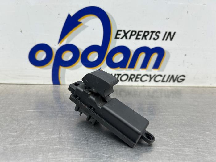 Usados Interruptor de ventanilla eléctrica Mazda 2 (DE) 1.3 16V MZR Precio € 25,00 Norma de margen ofrecido por Gebr Opdam B.V.