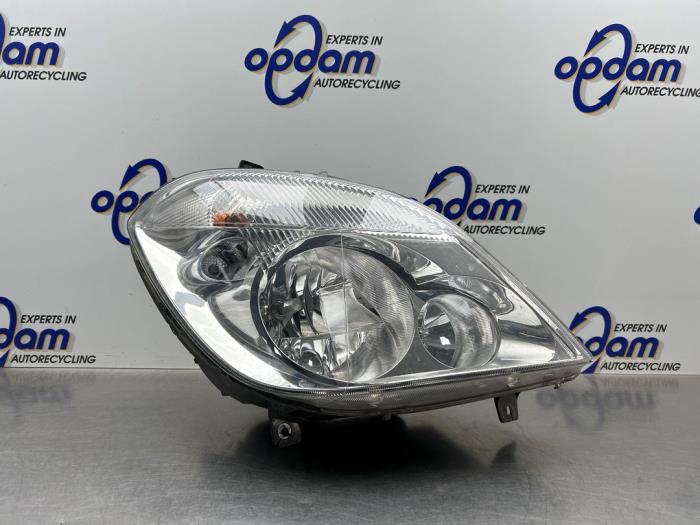 Używane Reflektor prawy Mercedes Sprinter 3t (906.61) 211 CDI 16V Cena € 150,00 Procedura marży oferowane przez Gebr Opdam B.V.