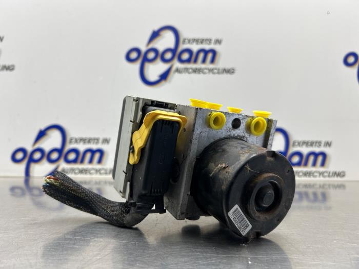 Używane Pompa ABS Peugeot 206 (2A/C/H/J/S) 1.4 XR,XS,XT,Gentry Cena € 175,00 Procedura marży oferowane przez Gebr Opdam B.V.